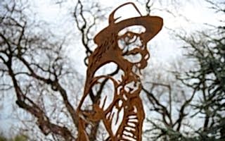 Cem Karaca Heykeli Moda'da